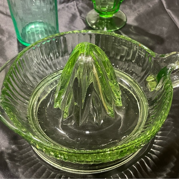 Vintage (1930s) Green Uranium Vaseline Depression Glass Citrus Reamer Juicer - Picture 6 of 6